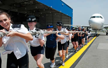美国警察拉飞机大赛 俏警花拉动空客A320