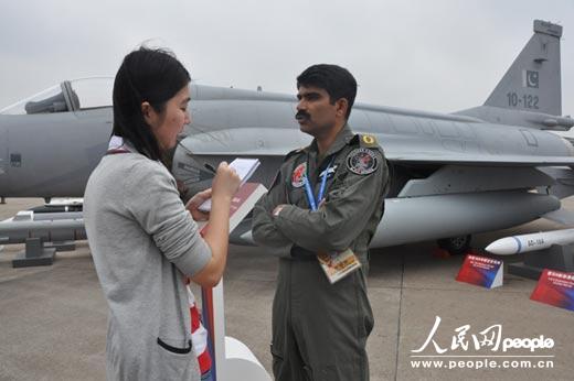 2012��11��15�����磬�ͻ�˹̹�վ�����֩�롱�ж���ϯ����Ա Ahsan��У�ڵھŽ��й���չ�ֳ�����������Ӣ�ļ�����ި�Ĳɷá�   ��Ӱ�����������ļ���  ��ת��
