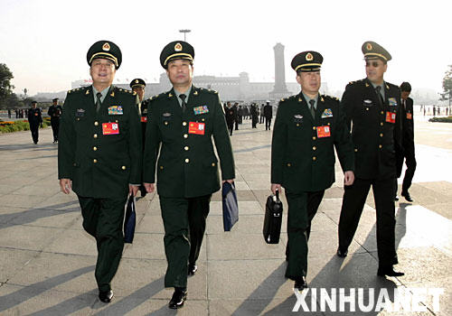10月21日,中国共产党第十七次全国代表大会闭幕会将在北京人民大会堂举行。这是代表步入会场。