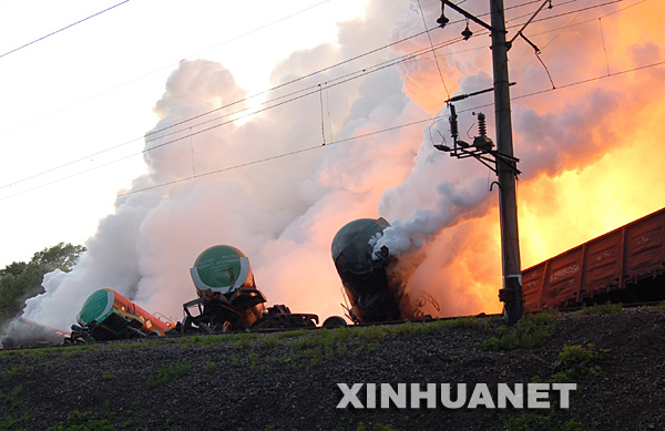 7��16�գ��ڿ����������ַ򸽽������г������¼����ֳ��Ż�ð��Ũ�̡����գ�һ�����ػ��׵Ļ������ַ�������첢�������ȼ���ͷų����ж�������Ⱦ�˸���14�����������������20���ж�סԺ��800���˽���ת��